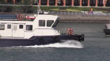 Güneşli bir liman gününde iş yerindeki römorkörlerin dramını yaşayın.