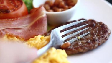 Sabah keyfi, sıcak bir yemek ortamında lezzetli ve canlı renklerle dolu doyurucu bir kahvaltıyla ortaya çıkar.