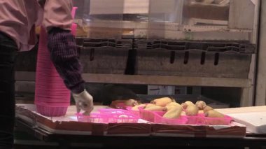 Canlı bir akşam atmosferinde hareketli atıştırmalıklar ve dostça gülümsemelerle dolu bir sokak tezgahında renkli piyasa sürprizleri canlanıyor.