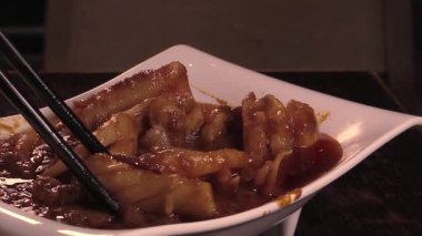 Akşam yemeği sırasında sıcak mutfak ortamında lezzetli şehriyelerin tadını çıkarma macerası.