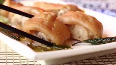 Yerel bir lokantada geleneksel Asya böreğinin lezzetlerini keşfetmek.