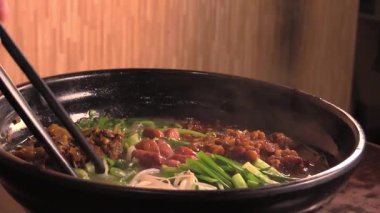 Sıcak bir restoranda heyecan verici bir kase erişteden zevk alma sanatını keşfedin.