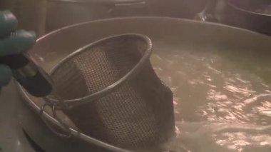 Sıcaklık ve zengin aromalarla dolu, hareketli bir mutfakta leziz hamur tatlısı yaratmak.