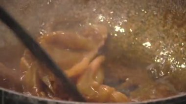 Taze et ve aromatik baharatlarla dopdolu bir mutfakta nefis tatlar hazırlamak.