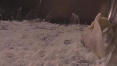 Mükemmel hamur işleri, becerikli eller, hareketli bir mutfakta.