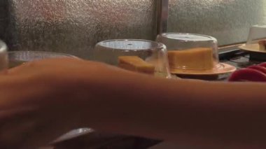 Lezzetli tatlılar bir öğleden sonra ziyafeti sırasında canlı bir mutfak alanında sergilenir.