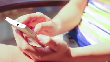 Arkadaşların ve ailenle rahat bir kafede dinlenirken gün ışığında dijital anları keşfetmek.