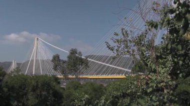 Görkemli köprü ufuk çizgisinin üzerinde yükseliyor, mimarinin ve doğanın güzelliğini gün ortasında canlı bir şekilde yakalıyor.