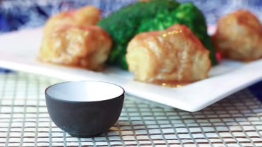 Sıcak bir restoran ortamında lezzetli hamur köftelerini sosa batırmanın zevkli anları