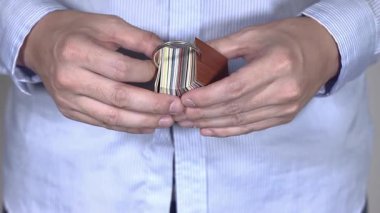 Büyüleyici bir işçilik sürecinde yetenekli ellerle basit materyalleri dönüştürerek çarpıcı kağıt sanatı oluşturun