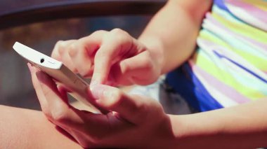 Güneşli bir parkta dijital bağlantı sanatını araştırıyorum.