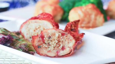 Bu yaz deniz kenarındaki restoranda nefis ıstakoz köfteleriyle nefis tatlar keşfediyorum.