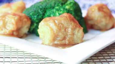 Gün batımında şehrin göbeğindeki hareketli bir sokak pazarında tuzlu hamur köfteleri sahne alacak.