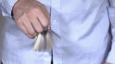 Geleneksel bir cüzdanı günlük kolaylık için gösterişli ve minimalist bir tasarıma dönüştürmek