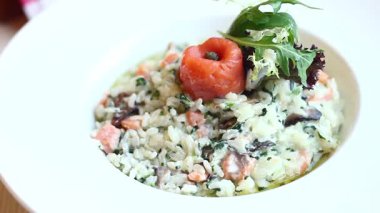 Sıcak bir mutfak ortamında canlı deniz ürünleri ve sebzelerin karışımından oluşan bir kasede nefis tatlar.