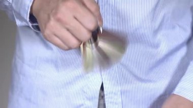 Renkli kartlarla el çabukluğu sanatında ustalaşmak ve zarif bir gösteride becerikli parmaklar.