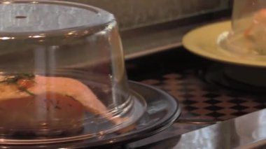 Suşi taşıma bandı deneyimi, yoğun öğle yemeği saatlerinde yerel restoranda lezzetli tatların altını çizer