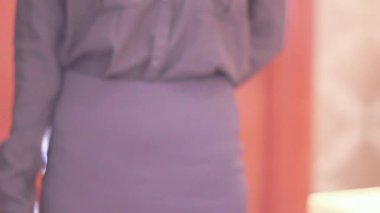 Modern bir mekanda yaratıcı el hareketleri minimalist moda bağlamında zarafeti gösterir