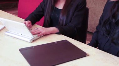 Tartışmalar, canlı bir çalışma alanında öğleden sonra saatlerinde yaratıcı fikirlerle birleşir.