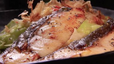 Ağız sulandırıcı tatlar ve lezzetli aromalarla dolu canlı bir mutfakta cızırdayan deniz ürünleri lezzeti.