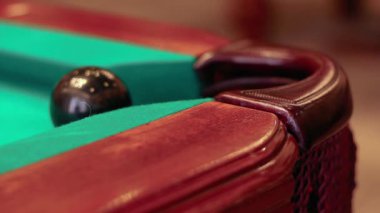 Arkadaşlarla dolu bir barda bilardo masasında cebe indirme sanatında ustalaşmak.