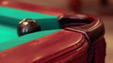 Şehrin göbeğindeki hareketli bilardo salonuna zorlu açılar ve stratejik atışlar.