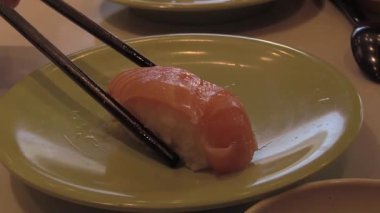 Kalabalık bir restoranda sushi 'nin kayboluşu lokantaları şaşırtıyor ve keyiflendiriyor.