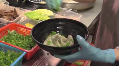 Taze malzemeler ve hayat dolu enerjiyle dolup taşan bir mutfakta lezzetli bir yemek yapmak.