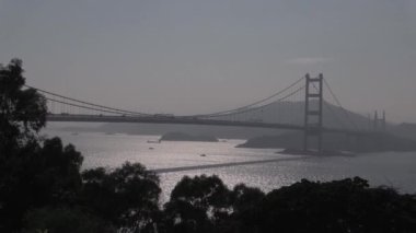 Gün batımında muhteşem bir köprü manzarasıyla sakin nehrin üzerinde görkemli bir alacakaranlık.