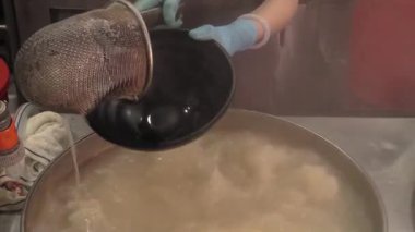 Şehrin göbeğindeki hareketli bir mutfakta lezzetli hamur köfteleri pişirme sanatını keşfetmek.