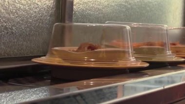 Canlı tatlar ve taze malzemelerle enfes bir suşi restoranında rengarenk yemekler yemek.