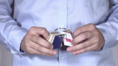 Yaratıcı katlama sanatı, kağıdı becerikli ellerle baş döndürücü şekillere dönüştürür.