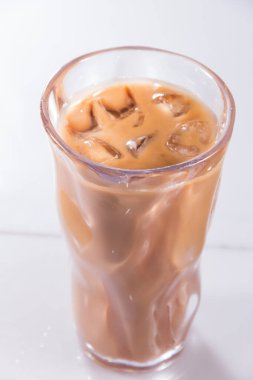 Uzun dalgalı buzlu çay, açık kahverengi renkli ve buzlu..