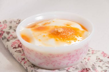 Şekerli bir kasede, şeker soslu, peçeteye yerleştirilmiş ipek fasulye püresi..