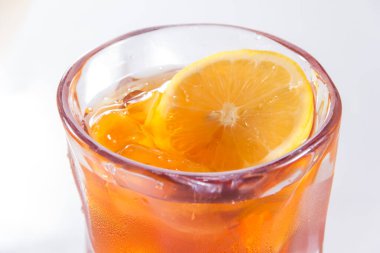 Taze limon dilimli, berrak ve soğuk bir bardak buzlu çay..