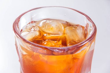 Taze limon dilimli, berrak ve ferahlatıcı bir bardak buzlu çay..