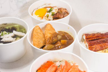 Pirinç, köri, yılan balığı çorbası, balık çorbası ve suşi malzemelerinin yer aldığı beş kase..