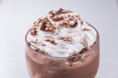 Çikolatalı milkshake 'in yakın plan görüntüsü üzerine krema ve kakao tozu serpiştirilmiş..