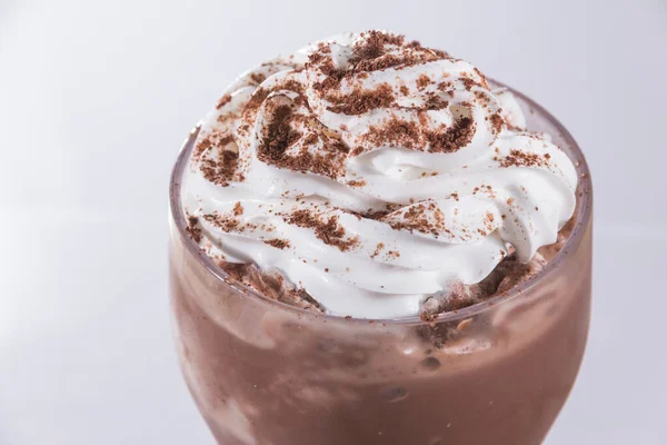Üzerine krema ve kakao tozu serpiştirilmiş çikolatalı milkshake..