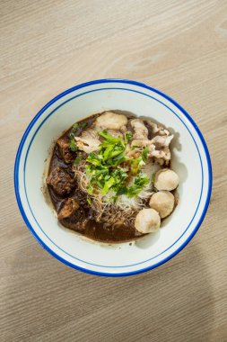 Bir kase etli şehriye çorbası köfteli, dilimlenmiş sığır eti ve taze otlu çorba..