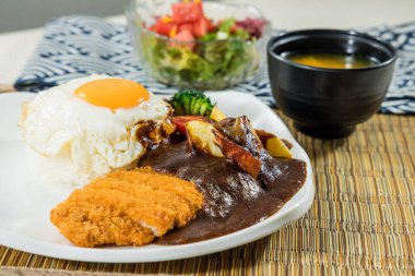 Mantar, havuç ve biberiyenin yanında ızgara biftekli ahşap bir tahta..