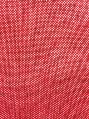 İnce dokuma lifleri ve pürüzsüz dokuyu gösteren kırmızı kumaş yüzeyinin ayrıntılı görünümü.