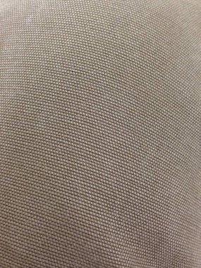 Yumuşak dokuyu ve ince ızgara desenini gösteren ince dokuma kumaşın yakın çekimi