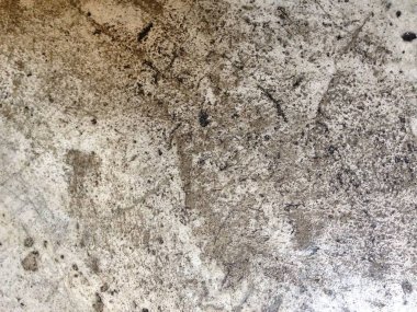 Kaba doku ve koyu düzensiz izler gösteren lekeli beton duvarın yakın çekimi