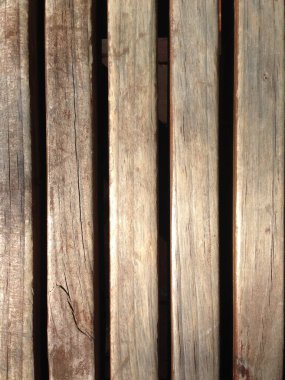 Çatlakları ve doğal tahılları dikey olarak gösteren yıpranmış ahşap kalaslara yakın çekim