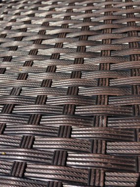 Koyu kahverengi yüzeydeki dokuma dokusunu kapat