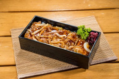 Erimiş peynir ve renkli sebzelerle süslenmiş, maydanozla süslenmiş dikdörtgen tavuklu fileto tepsisi..