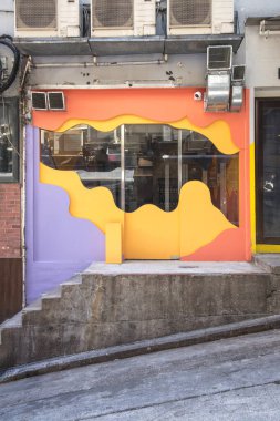 İnce dilimlenmiş çiğ balık ön planda yapraklarla süslenmiş bir şekilde duruyor. Arkasında yeşil, mantar, tofu ve kök sebzeleri küçük daldırma kapları olan bambu bir hasırın üzerinde saklar..