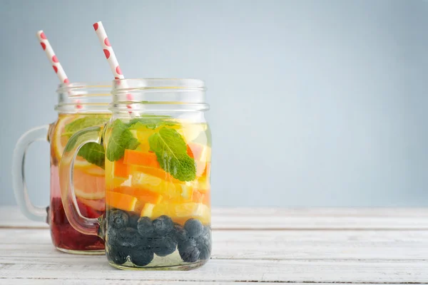 Detox minuman dengan buah segar — Stok Foto
