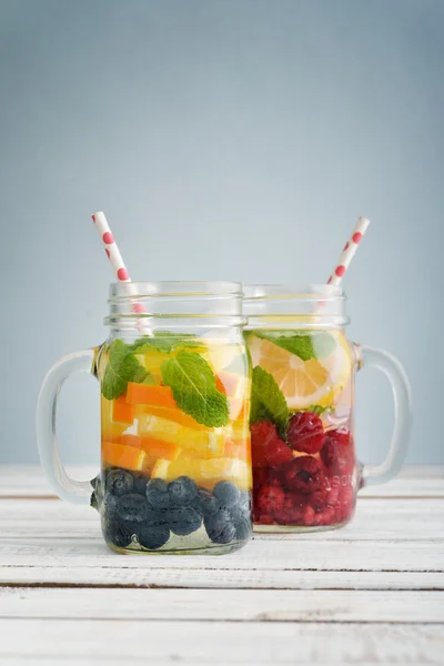 Detox drankjes met vers fruit — Stockfoto